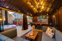Mini Pool, Mini Golf! Modern Vintage Memphis - สระว่ายน้ำส่วนตัว