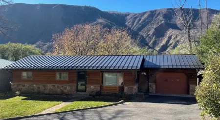 The Bennett Haus - Large Home Close to Downtown Отели рядом с достопримечательностью «The Hideout at Glenwood Springs»