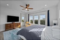 Beautiful Home! 2-Min Walk to the Beach, Saltwater Pool, Private - Balcony