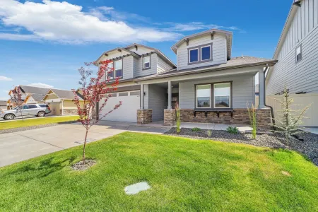 New 2 level Twin Falls Home, 2 masters!