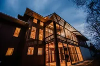 5 Min to Downtown-Hot Tub-Theater Room-Game Room w/Pool Table-Pets-Sleeps 12