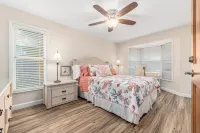 Coastal Cottage / 1 Mile to Hobe Sound Public Beach