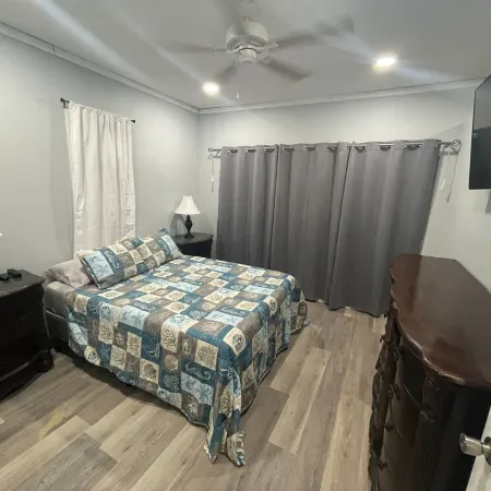 Lake Life Bungalow w/ pool & 3 Kayaks in Baymeadows Estates - Great Fishing!