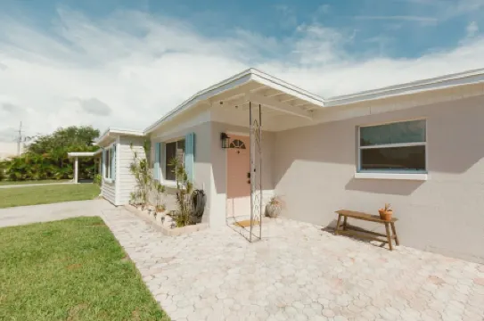 Boutique Largo Bungalow: Just mins to Gulf beaches! Beach gear provided!