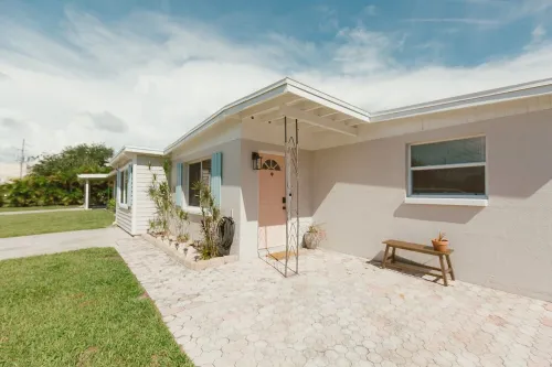 Boutique Largo Bungalow: Just mins to Gulf beaches! Beach gear provided!