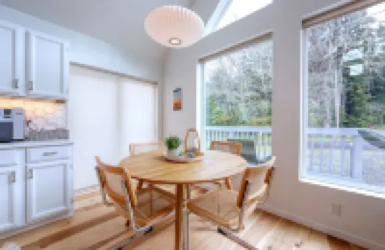 Charming Chalet. Fire Pit. Dogs Welcome. Just a Half-Mile Stroll to the Beach!