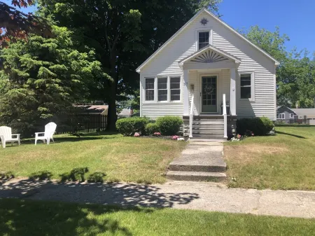 Beach across 1 Street! Location at it's finest! Отели в г. Mason County