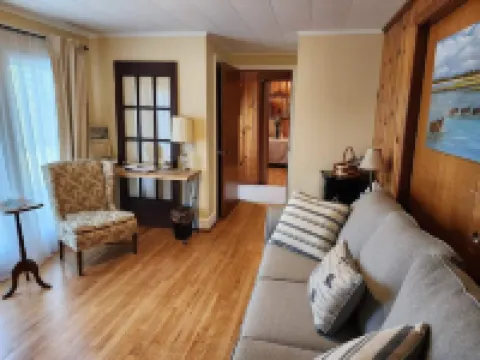 Discover Beaufort's history steps away! Charming Apartment near downtown. Hotels in Beaufort