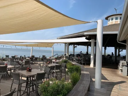 A+Coastal Escape: Beach, Golf, Tennis Club Access Available Отели рядом с достопримечательностью «Seabrook Beach»