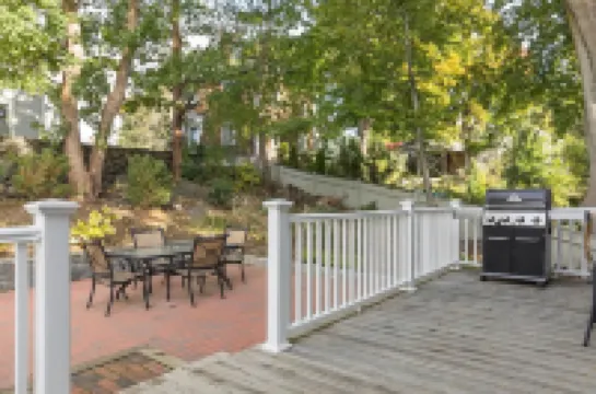 Modern Condo in Historic Marblehead, Walk everywhere, Parking, A/C, Deck & Grill