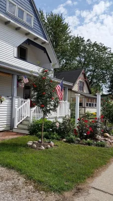 1 BLOCK TO TOWN ~ 5 BLOCKS TO BEACH! Leave your car at home for the duration!