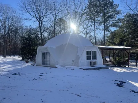 Dome house in DoverTN, near KY lake with event room, creek, pond & hunting land. Отели в г. Стьюарт