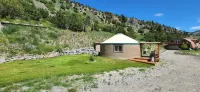 Beautiful, scenic yurt in quiet privacy near Yellowstone National Park. Các khách sạn gần Yellowstone National Park Gateway Garden