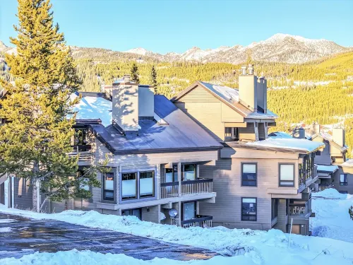 Cozy Condo in an incredible location.