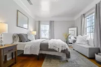 Entire 2 bedroom home -15 minutes to DTLA Отели рядом с достопримечательностью «The Lizard Theater Company»