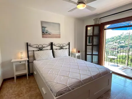 AMAZING VILLA with, chimney, heating, private swimming pool & great views. Отели в г. Калонже