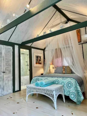 Fairy Tale Guest Cottage in Magic Garden by Pool Hôtels à proximité de : Cooper's Beach