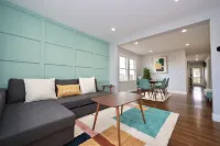 Luke House, Sleeps 14, Weddings, 2 Kitchens, Parking, Close to Airport & Boston