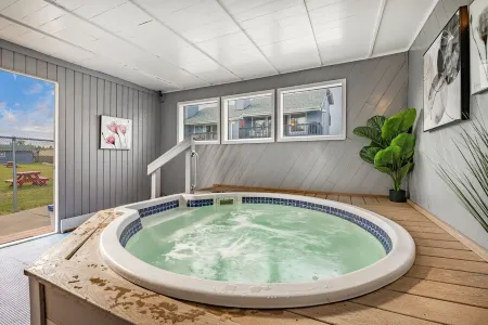 Cozy Retreat: 2Br. Hot Tub. Sea Breeze - 106 Отели рядом с достопримечательностью «Парк штата Берч Бэй»