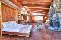 Runway Lounge in Joshua Tree: Airport Resort with Pool
