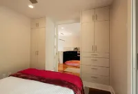 Saugatuck Waterfront condo. Bike, beach, boat, kayak, shop, Outdoor heated pool Hotels near Roan & Black