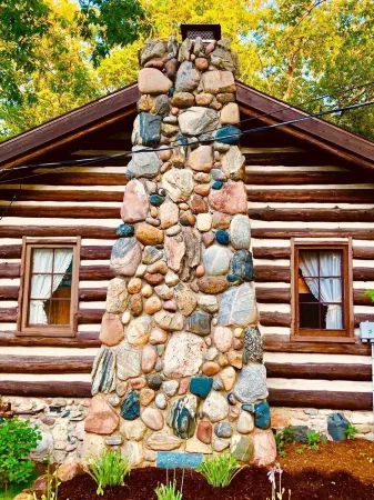 Log Cabin on Tunnel of Trees  with Lake Michigan View! Отели рядом с достопримечательностью «Понд Хилл Фарм»