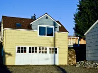 Peaceful and private studio, easy walk to downtown Edmonds Hotels in Edmonds