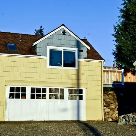Peaceful and private studio, easy walk to downtown Edmonds
