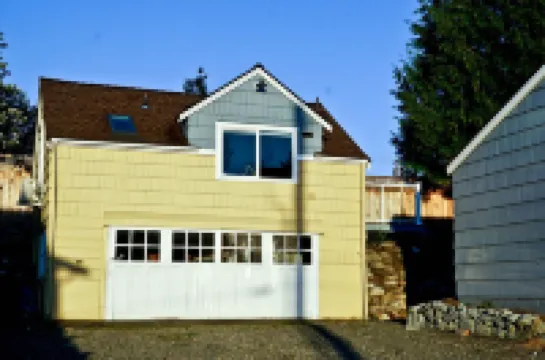 Peaceful and private studio, easy walk to downtown Edmonds