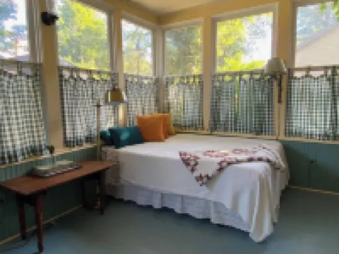 Cozy Cottage Near Town & Nature — Great for Long Stays