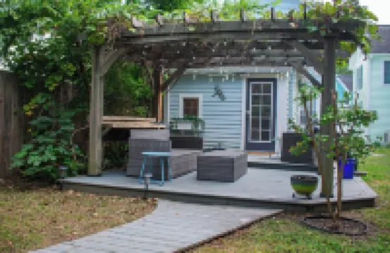 Lil' Ms. Clementine 2-Bedroom Home in Historic District with Golfcart Option