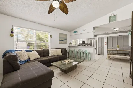 2BR Retreat close to beach with private backyard