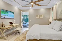 Beach! 2 Masters w Kings, Pets, Queen ensuite, hot tub, private heated Pool