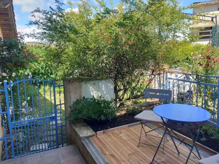 Studio ideally located at the foot of the Napoleon Bridge Отели в г. Муассак