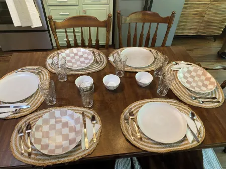 Cozy Cottage at Serenity Woods for up to 18 guests. Only 5 mins from the lake!