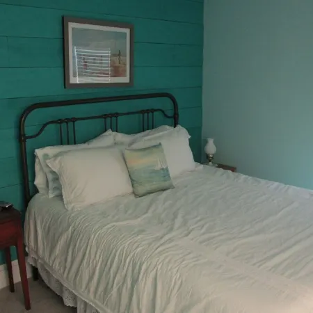 American Four-Square completely renovated, easy walk to the beach!