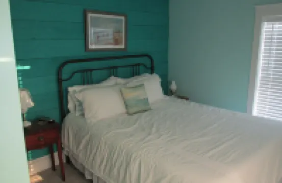 American Four-Square completely renovated, easy walk to the beach!