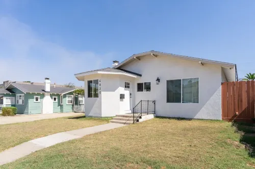 Beach House w/ Private Pool & Spa mins to beach!