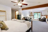 Pocono Chalet- walking distance to Lake Wallenpaupack- 3 Full baths