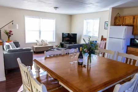 Bright & Private Home ~ Close To Downtown MQT