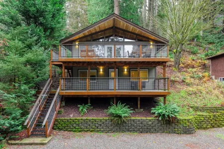 Peaceful 2-bedroom retreat in the trees above Bellingham