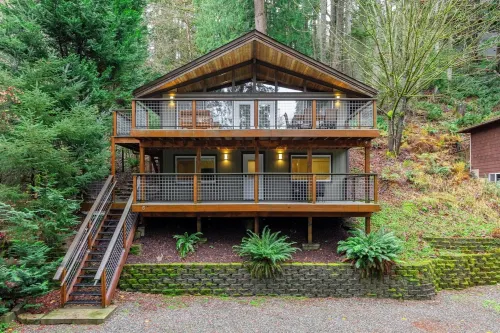Peaceful 2-bedroom retreat in the trees above Bellingham