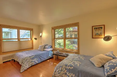 Charming Downtown Home w/ Mountain Views & Media Room, Near Hot Springs! Отели рядом с достопримечательностью «The Hideout at Glenwood Springs»