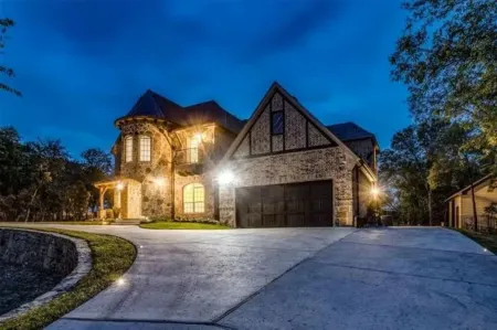 Luxury 6 BR, 5.5 baths with fabulous outdoor kitchen and pool!Sleeps 14 Отели в г. Литл-Элм