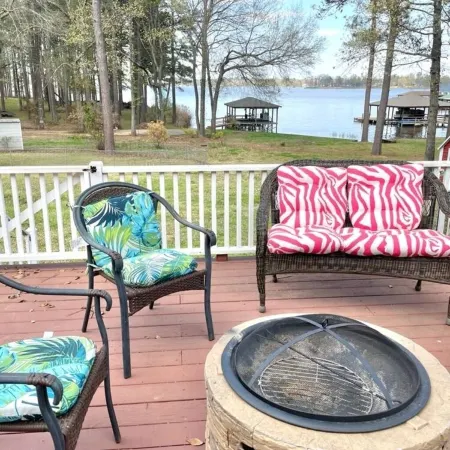 Beautiful fully furnished lakefront house