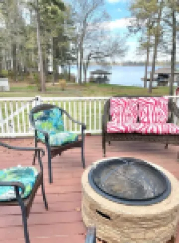 Beautiful fully furnished lakefront house