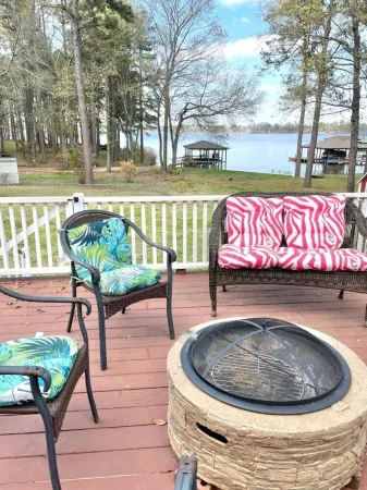 Beautiful fully furnished lakefront house Отели в г. Бошьер Пэриш