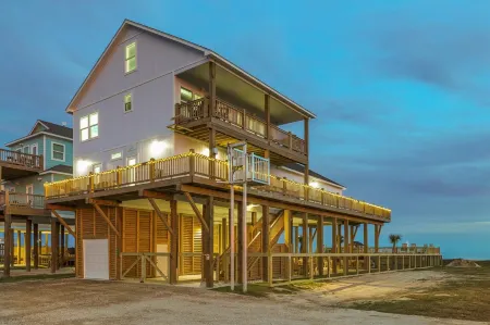 BeachfrontHeatedPool!2HotTub!Wedding!EventParking!Sleep32!Pets!Starlink!PuttPutt