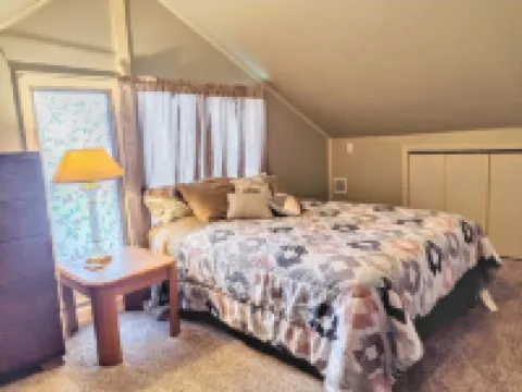 TRAVELERS! In the heart of Baraboo, close to SSM Hospital! Hotels in Baraboo