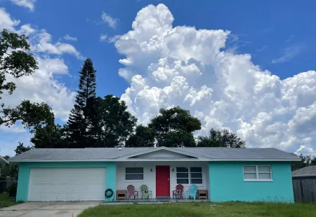 Curly Sunshine – Spacious 4Br, 2Bath Retreat in the Heart of Clearwater, Florida Отели рядом с достопримечательностью «Ларго Спортс Комплекс»